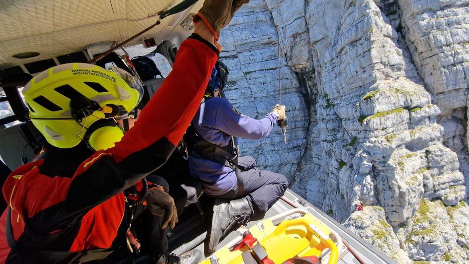 Fotografija: Ura reševanja s helikopterjem stane približno 3000 evrov, v to pa še niso prišteti stroški gorskih reševalnih služb. FOTO: Grzs