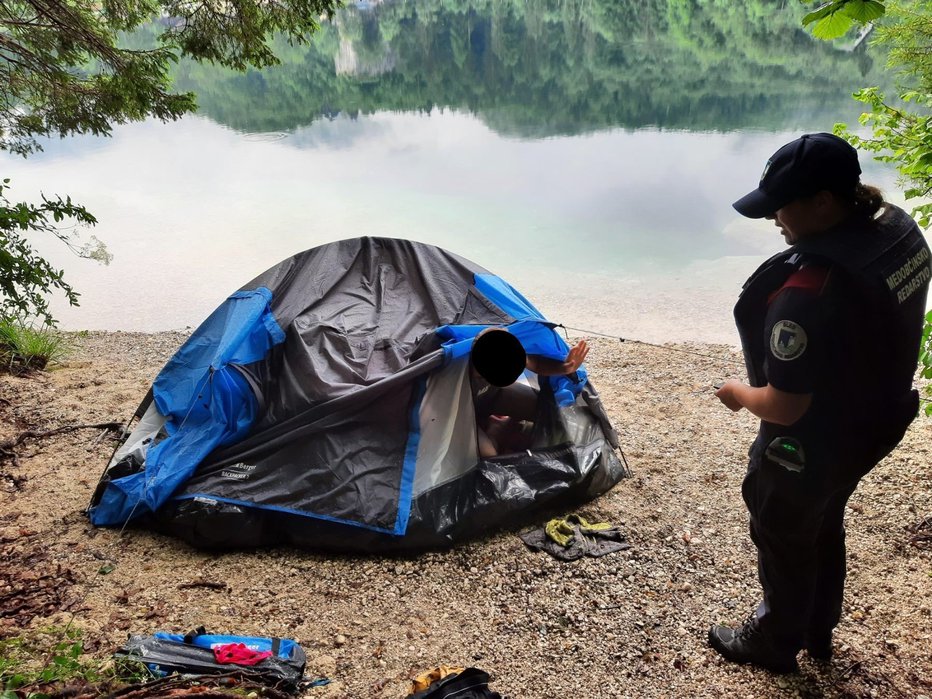 Fotografija: V Bohinju je kampiranje na črno kaznovano. FOTO: Medobčinski inšpektorat in redarstvo Bled, Bohinj in Železniki