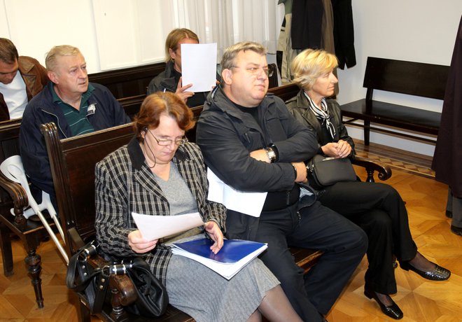 Milojka Globokar, Janko Globokar in Cvetka Medved (v ospredju z leve) ter Danilo Pintar in Marjan Tomažič (na drugi klopi z leve) veljajo za nedolžne. FOTO: Dejan Javornik