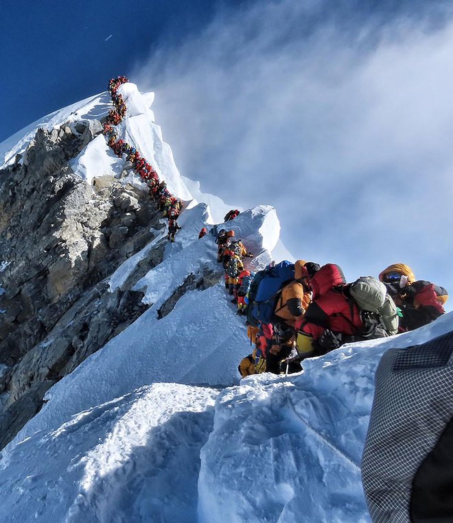 Vzpon na Everest ni več le alpinizem, ampak tudi turizem.
FOTO: Nirmal Purja/AFP