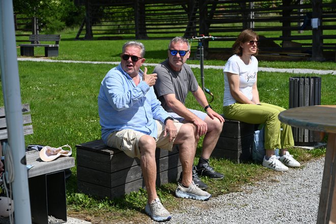 Franc Frelih (prvi z leve) je pozorno spremljal košarkarje. FOTO: Drago Perko