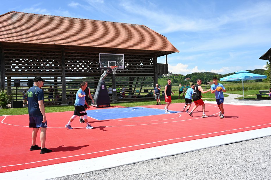 Fotografija: Tam kozolci, tu igrišče FOTO: Drago Perko