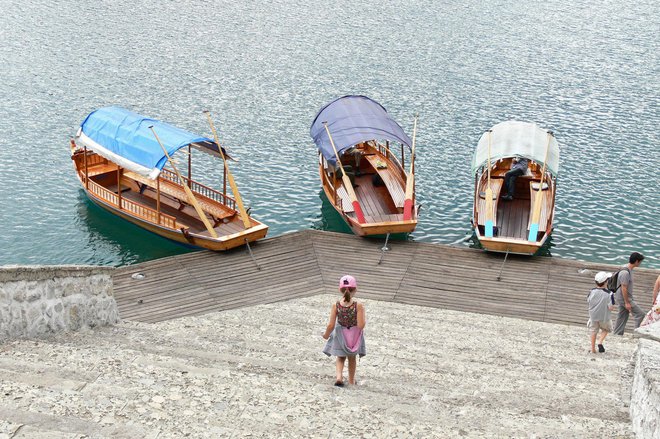 Pletne redno vozijo turiste na otok. FOTO: Primož Hieng