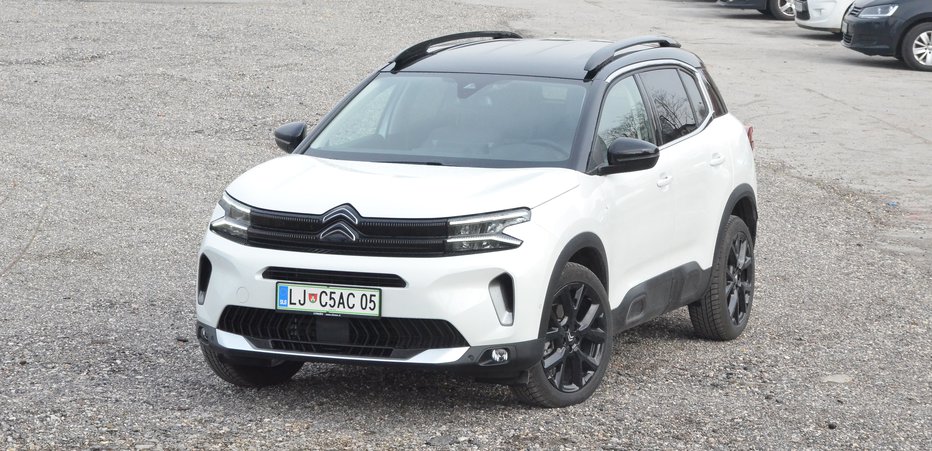 Fotografija: Citroën C5 aircross ni zelo velik, a je eden bolj praktičnih križancev. Novi hibridni pogon prepriča manj kot nekoč prevladujoči dizel. FOTOGRAFIJI: Gašper Boncelj