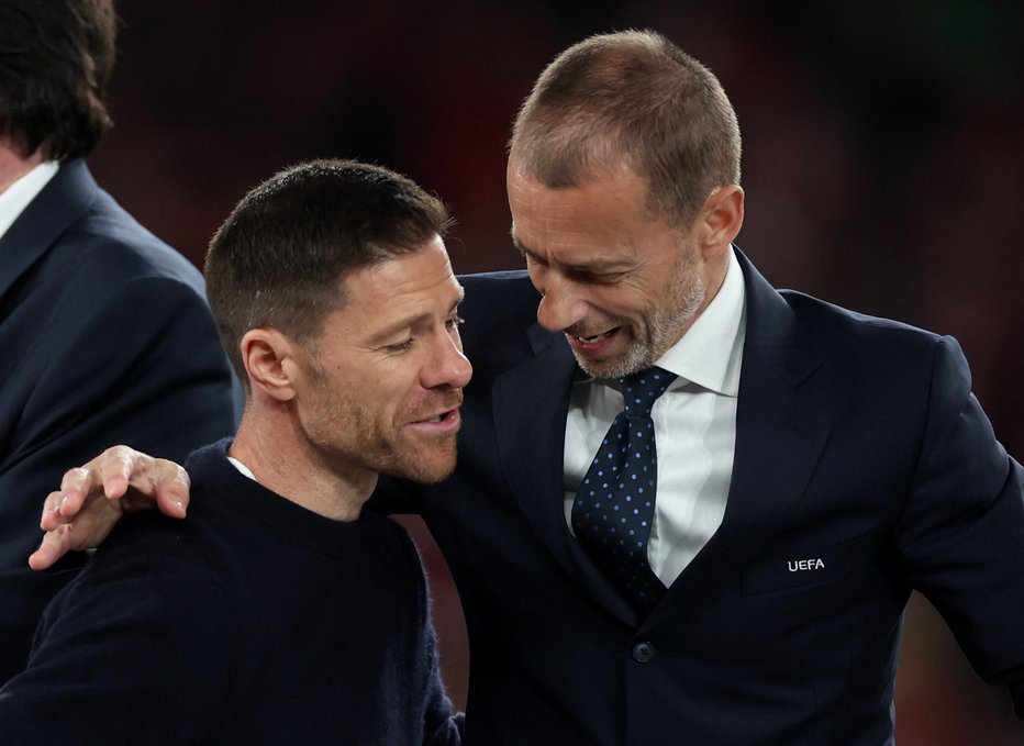 Fotografija: Aleksander Čeferin in Bayerjev trener Xabi Alonso po nedavnem finalu evropske lige v Dublinu. FOTO: Paul Childs/Reuters