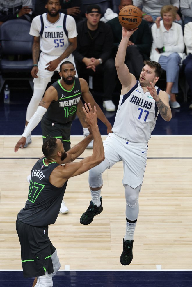 V prvi četrtini je bil Luka Dončić neustavljiv, nato je prestavil v nižjo prestavo. FOTO: Jesse Johnson/Reuters