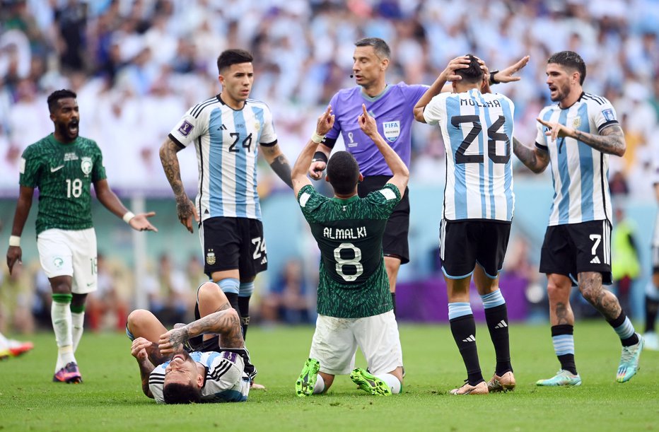 Fotografija: Slovenec je na svetovnem prvenstvu v Katarju sodil tekmo med Argentino in Savdsko Arabijo. FOTO: Annegret Hilse/Reuters