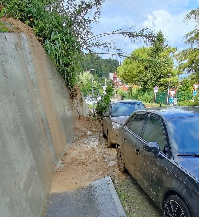 Manjši plaz pri OŠ Cirila Kosmača v Piranu FOTO: Robert Zirnstein