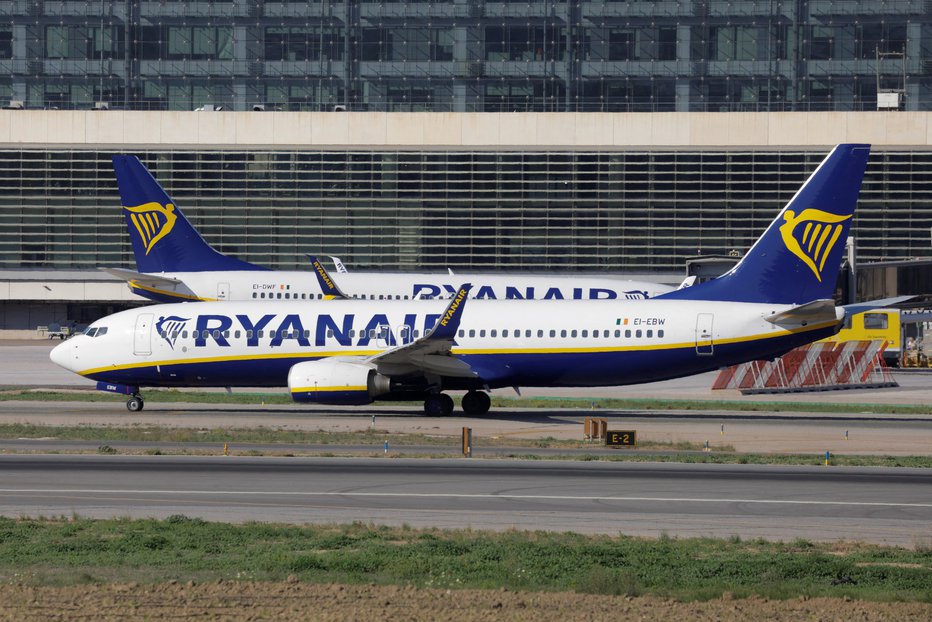 Fotografija: Ryanair ne bo smel več posebej zaračunavati ročne prtljage. FOTO: Jon Nazca, Reuters