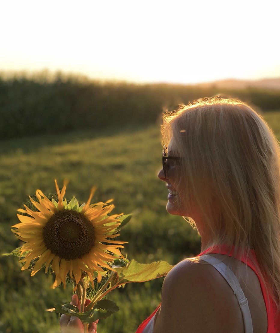 Fotografija: Samo živeti ni dovolj, pravi pevka. Moramo imeti sonce, svobodo in vsaj en cvet. FOTO: osebni arhiv/instagram