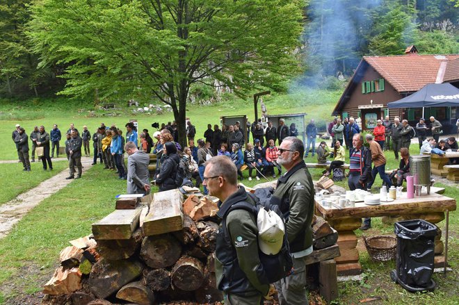 Udeleženci pohoda po Risovi učni poti FOTO: ZGS