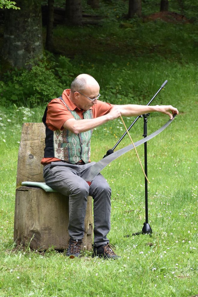 Tudi žaga lahko zapoje. FOTO: ZGS