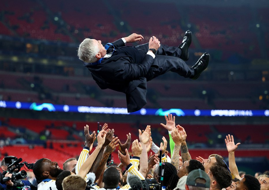 Fotografija: Takole so se veselili nove lovorike nogometaši madridskega Reala, na njihovih rokah je pristal tudi trener Carlo Ancelotti. FOTO: Hannah Mckay/Reuters