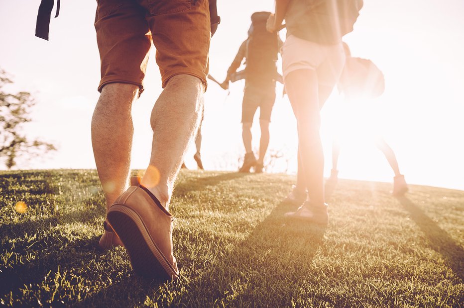 Fotografija: Primerno intenzivna hoja je aerobna vadba, pri kateri treniramo srce, pljuča in mišice nog.  FOTO: G-stockstudio Getty Images/istockphoto