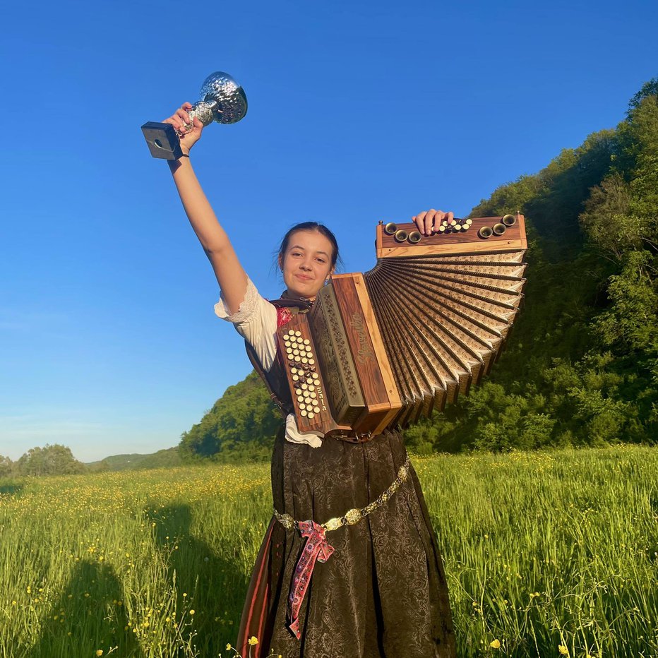 Fotografija: Zala Praper Šipek si je nabrala lepo zbirko pokalov in priznanj z različnih tekmovanj. FOTO: osebni arhiv