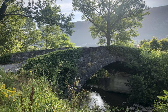 Kamniti Stari most na Goriški cesti, Vipava Foto: Jure Eržen/Delo