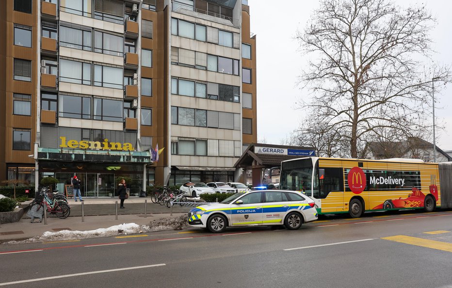 Fotografija: Po napadu je policija obkolila avtobus. FOTO: Matej Družnik