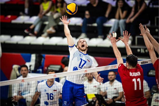 Slovenski kapetan Tine Urnaut je že visoko na poti v olimpijsko francosko metropolo. FOTO: volleyballworld