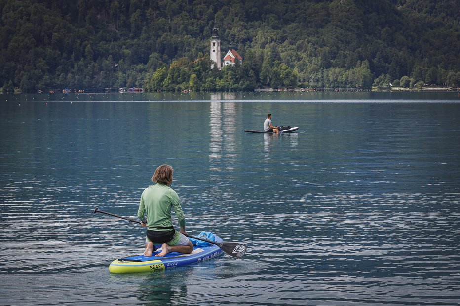 Fotografija: Na Bledu novih restriktivnih ukrepov ne načrtujejo. Foto: Jože Suhadolnik