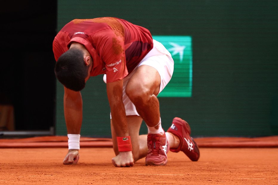 Fotografija: Srbski teniški igralec je zaradi poškodbe kolena odpovedal četrtfinale odprtega prvenstva Francije. FOTO: Emmanuel Dunand Afp