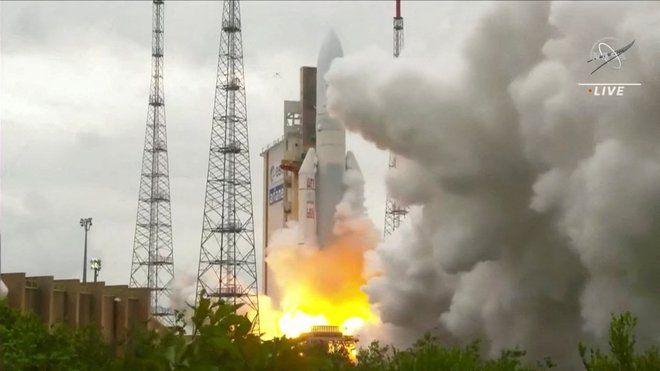 Teleskop James Webb so med zvezde poslali konec decembra 2021. FOTO: Nasa Tv Via Reuters