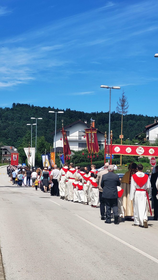 V procesiji so klicali božji blagoslov nad kraj.