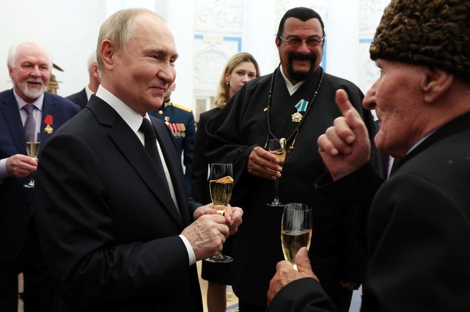 Putin hodi precej trdo in na hrbtni strani njegovega plašča ni naravnih gub. FOTO: Alexander Kazakov Via Reuters