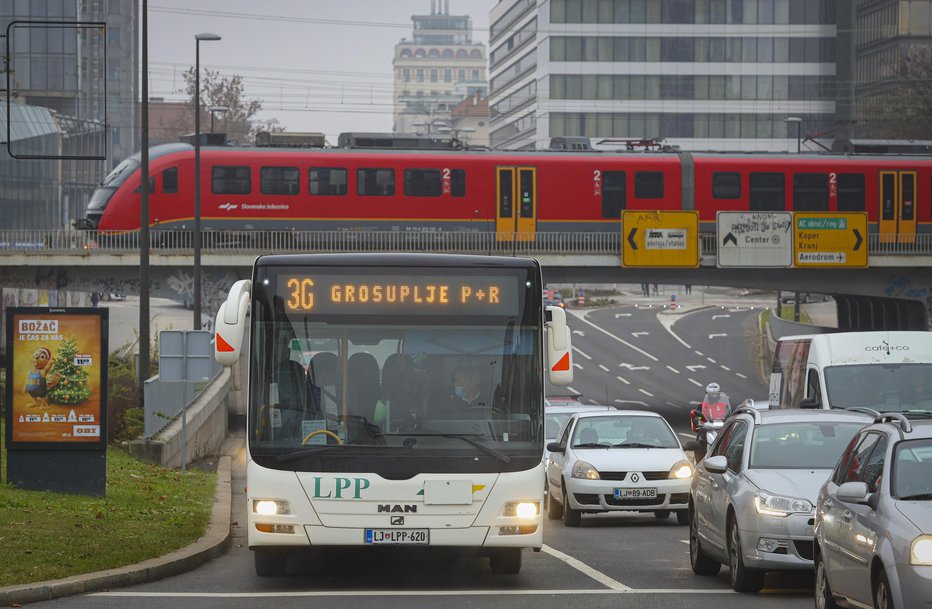 Fotografija: Obravnavajo dogodek na avtobusu Ljubljanskega potniškega prometa. FOTO: Jože Suhadolnik