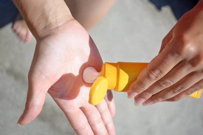 Pri nanosu kreme ne bodite varčni. FOTO: Getty Images/istockphoto 