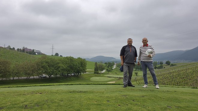 Vsa slovenska igrišča so izjemno slikovita, Zlati grič v Slovenskih Konjicah je v objemu vinogradov.