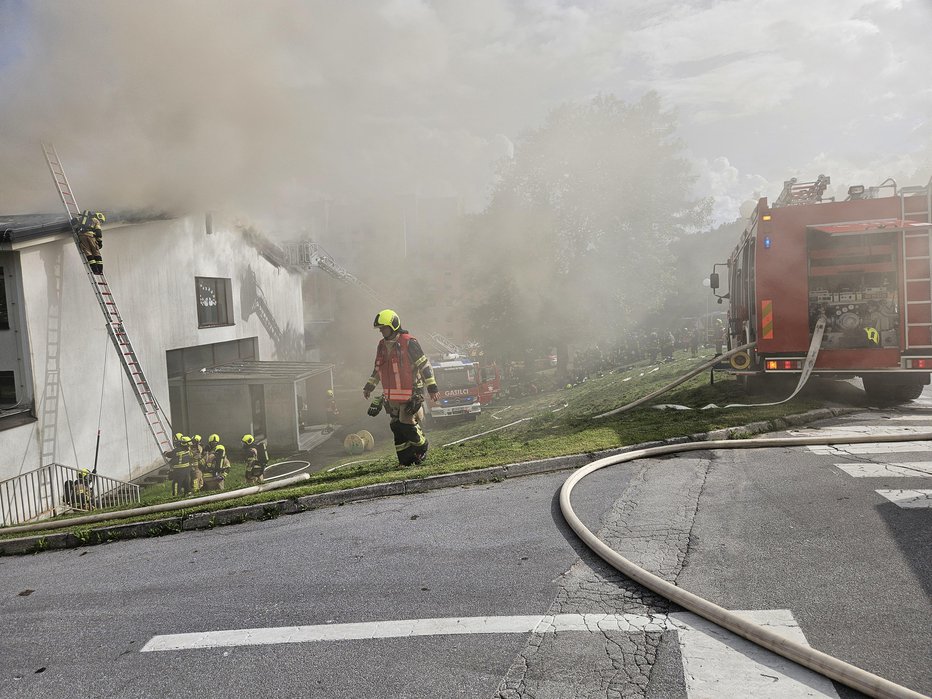 Fotografija: Velik del Bistrice pri Tržiču je bil povsem v dimu. FOTO: Tina Horvat