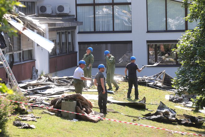 Trije gasilci so med gašenjem potrebovali zdravniško pomoč. Foto: Dejan Javornik