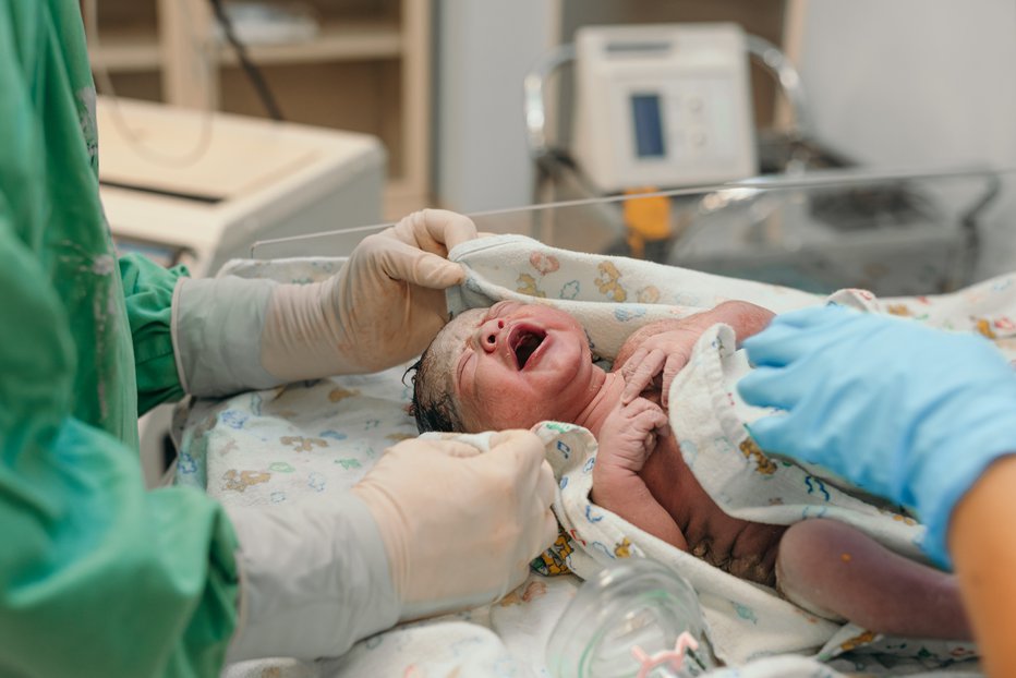 Fotografija: Z dojenčico je vse v redu. Simbolična fotografija. FOTO: Victor Caicedo/Getty Images