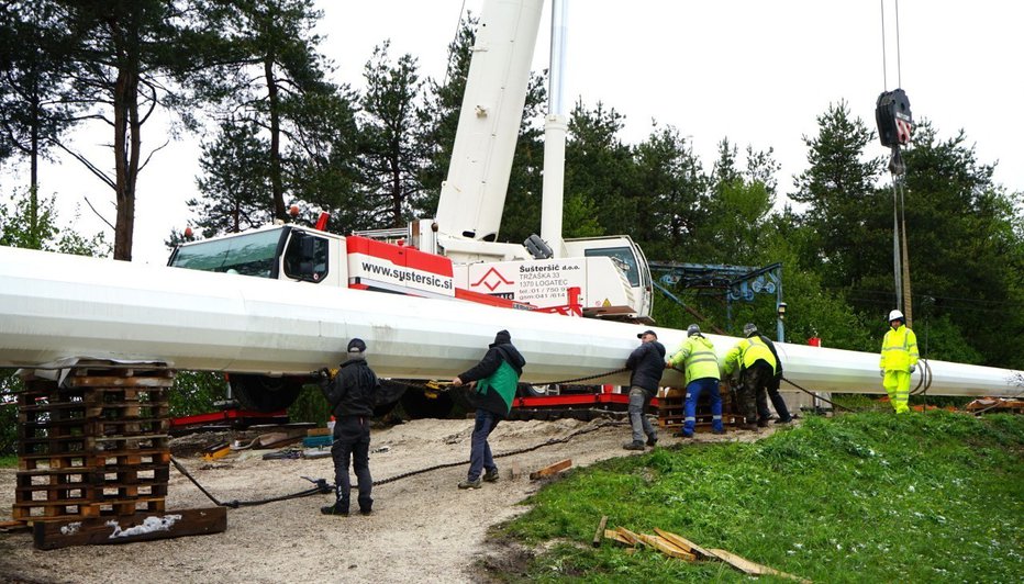 Fotografija: Semptembra 2021 je padla ideja o zastavi na Sekirici, dve in pol leti pozneje so postavili najvišji drog. FOTO: Ooz Logatec