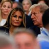 Melania Trump prvič v javnosti po škandalu, s sklonjeno glavo in vidno nejevoljna