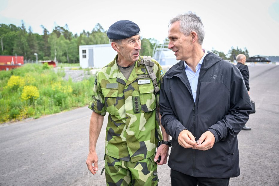 Fotografija: Jens Stoltenberg in poveljnik švedske vojske Micael Bydén. FOTO: Henrik Montgomery/tt Afp