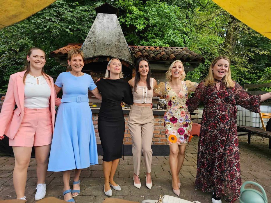 Fotografija: Od desne proti levi: nekdanja novinarka Anja Ciglarič, Suzana, njeni sestrični Monika in Natalija, mama Julijana in prijateljica Ana.