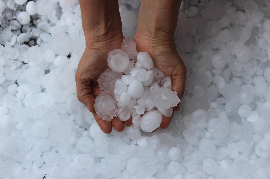 Fotografija: Že včeraj so po Sloveniji pustošila neurja z močnim nalivom, točo in vetrom (fotografija je simbolična). FOTO: Yesim Sahin Getty Images