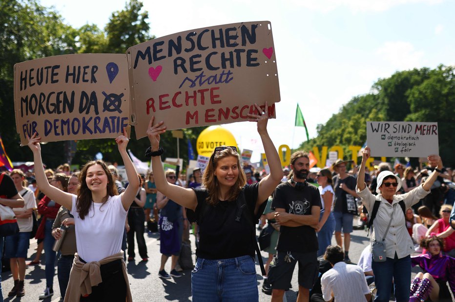 Fotografija: Ob vznožju berlinskega stebra zmage se je zbralo okrog 30.000 ljudi. FOTO: Christian Mang Afp