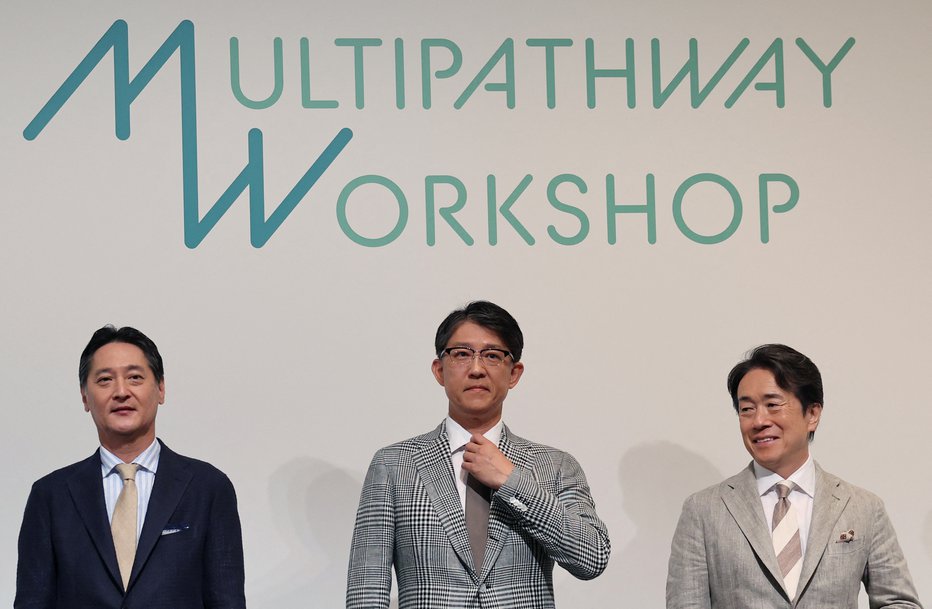 Fotografija: Izvršni direktorji Subaruja, Toyote in Mazde Acuši Osaki, Kodži Sato in Masahiro Moro med skupno tiskovno konferenco, na kateri so napovedali razvoj novih motorjev. FOTO: Kim Kjung Hun/Reuters