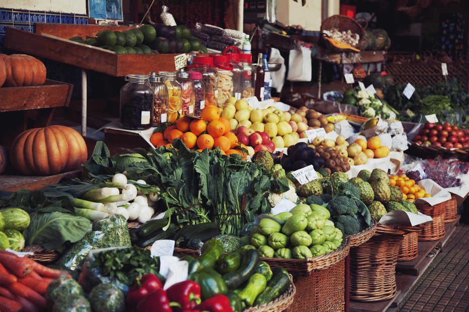 Fotografija: Znak dobre varnosti hrane na tržnici je tudi estetski vidik. FOTO: Sarahlouisephotography/Getty Images