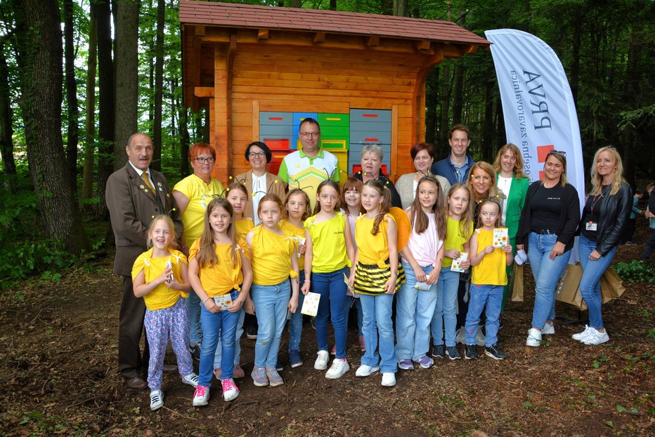 Fotografija: Glavni akterji dogodka s podpredsednikom ČZS Janezom Vencljem (prvi z leve) po slovesni predaji čebelnjaka FOTO: Darko Naraglav