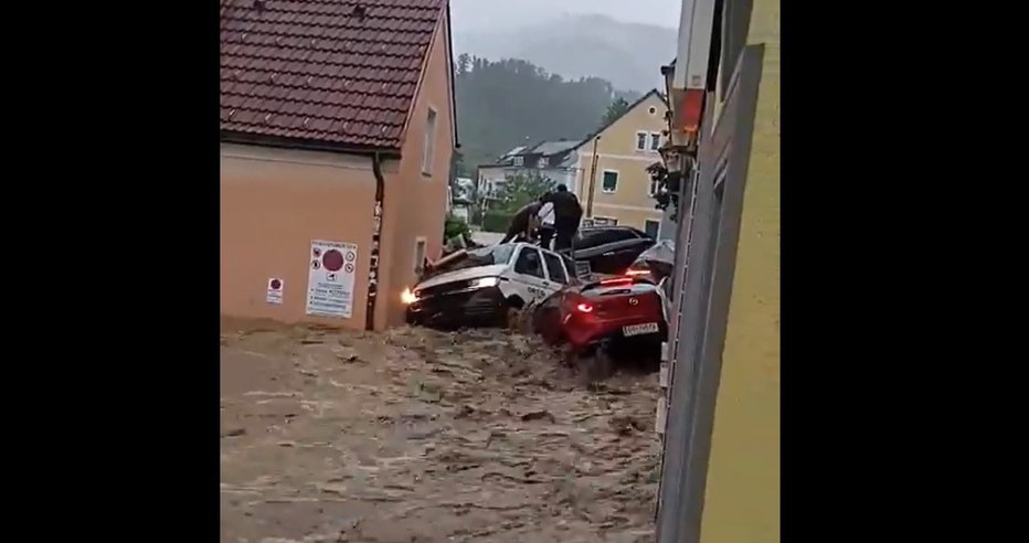 Fotografija: Obilno deževje je povzročilo grozljive prizore. FOTO: X