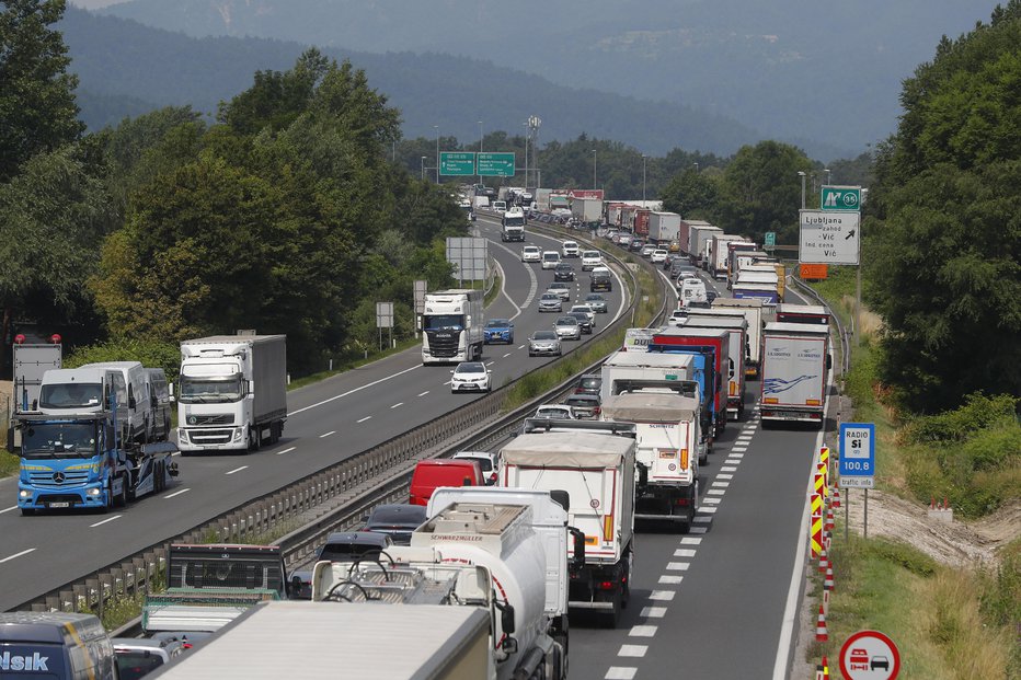 Fotografija: Zastoji na ljubljanski avtocesti proti morju. Ljubljana, 10. julij 2023 FOTO: Leon Vidic/delo