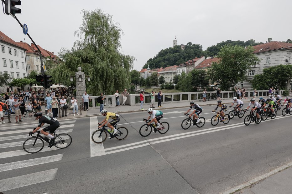 Fotografija: Spet je letelo čez središče Ljubljane. FOTO: Črt Piksi