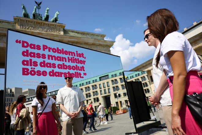 Instalacija proti stranki AfD ob brandenburških vratih. Na ogledalu je zapisan citat Bjorna Hockeja, člana AfD, ki je dejal: »Težava je, da je Hitler prikazan kot absolutno zlo.« FOTO: Christian Mang Reuters