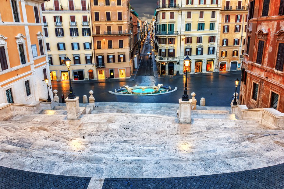 Fotografija: Pogled na ulico Via dei Condotti z znamenitih Španskih stopnic. FOTO: Anton Aleksenko/getty images
