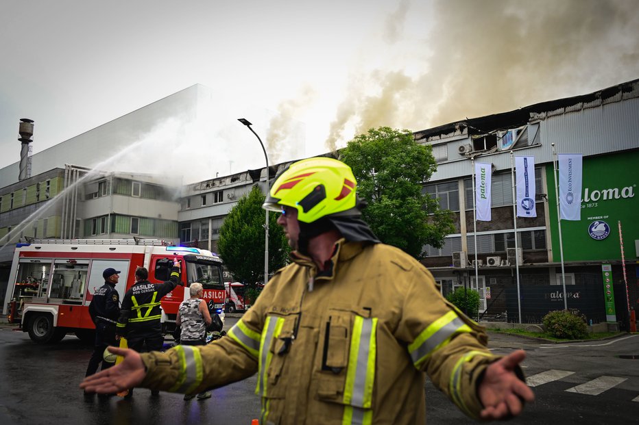 Fotografija: Plameni se na srečo niso razširili na novejši del tovarne, kjer bi bila škoda bistveno večja. FOTO: Marko Pigac