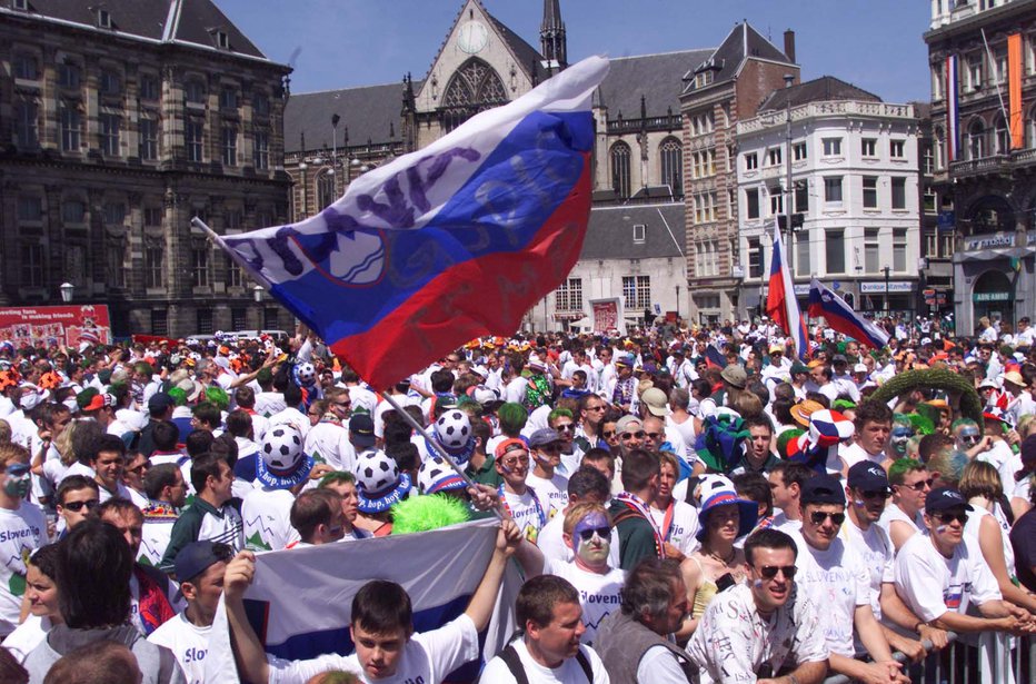 Fotografija: Na trgu Dam v Amsterdamu se je leta 2000 zbralo 10.000 Slovencev. FOTO: Dokumentacija Dela