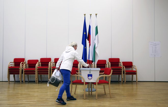 Sicer na DVK zavračajo očitke, da bilo štetje glasovnic z nedeljskih evropskih volitev in posvetovalnih referendumov prepočasno. FOTO: Matej Družnik